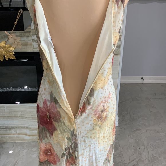 Jeffery & Dara Evening by Tom Barra Long Elegant Cream Floral Dress. Size 8 - Picture 10 of 15